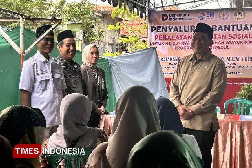 Anggota DPR dan BRI Kaliasin Serahkan Bantuan Sarpras ke Warga Wonokromo