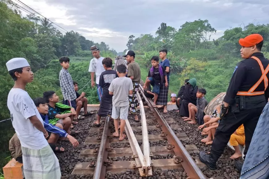 KAI Daop 8 Surabaya Larang Ngabuburit di Jalur Rel, Warga Malang Diingatkan Soal Risiko Fatal