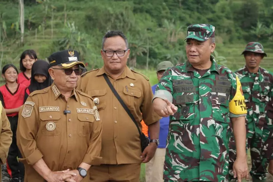 Tim Wasev Mabesad Tinjau Pelaksanaan TMMD ke-127 Kodim 0808 Blitar di Desa Krisik