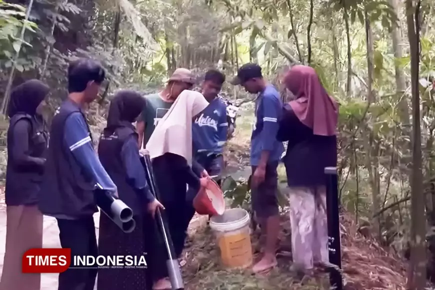 Tingkatkan Keselamatan, KSM-N 55 UNISMA Pasang Rambu Reflektor di Titik Rawan Kecelakaan