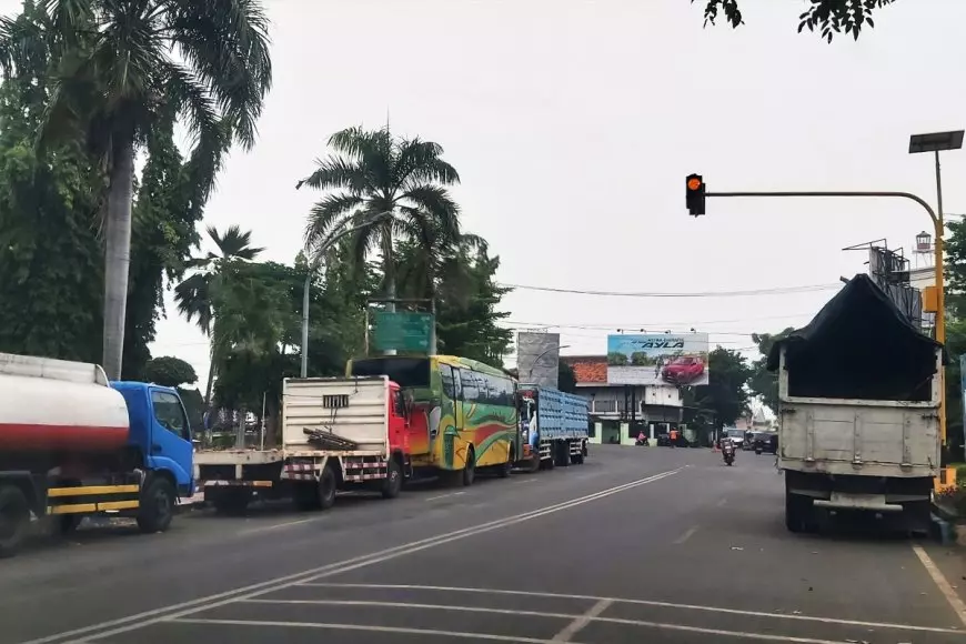 Deretan Barang Bukti Bus dan Truk di Tepi Jalan Balaikota Pasuruan Ganggu Lalu Lintas