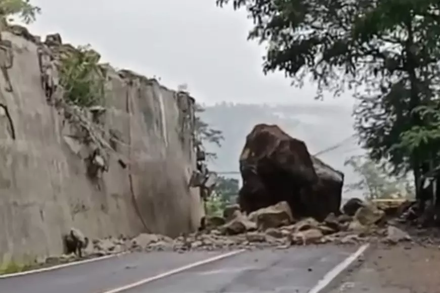 Longsor Tebing 50 Meter, Batu Raksasa Tutup dan Lumpuhkan Jalur Ponorogo-Trenggalek