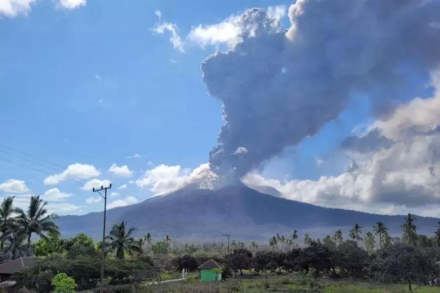 Gunung Lewotobi di Flores NTT Meletus, Warga Diminta Jauhi Radius 4 Kilometer