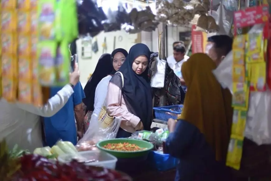Geliatkan Ekonomi Rakyat di Bulan Ramadan, Dini Rahmania Ajak Ibu-ibu Borong Dagangan di Pasar