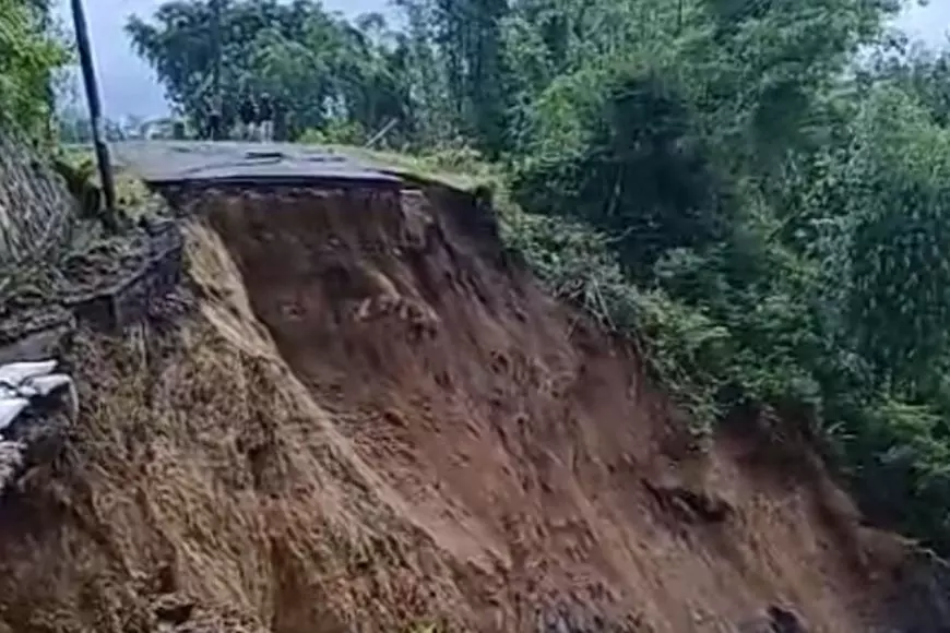 Jalur Pejawaran-Batur Putus Total Akibat Longsor di Kaliireng Banjarnegara