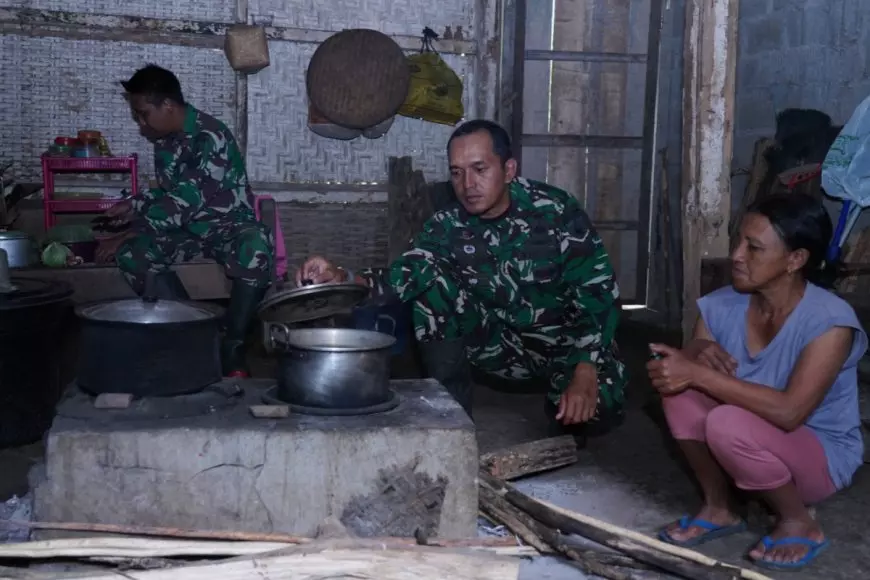 Hangat di Dapur TMMD 127, Kedekatan Satgas Kodim 0808 Blitar dan Warga Terjalin Bak Keluarga