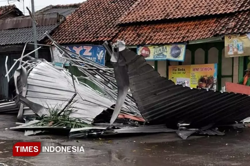 Angin Kencang dan Hujan Deras Merusak Bangunan Teras Toko di Pemalang