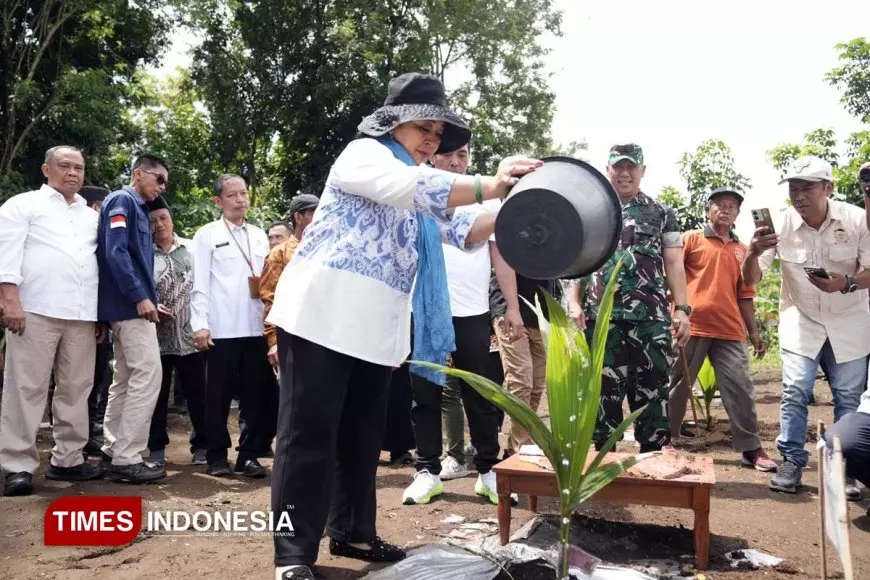 Dorong Petani Sejahtera, Ketua Komisi IV DPR RI Tanam 3300 Bibit Kelapa Genjah di Sleman