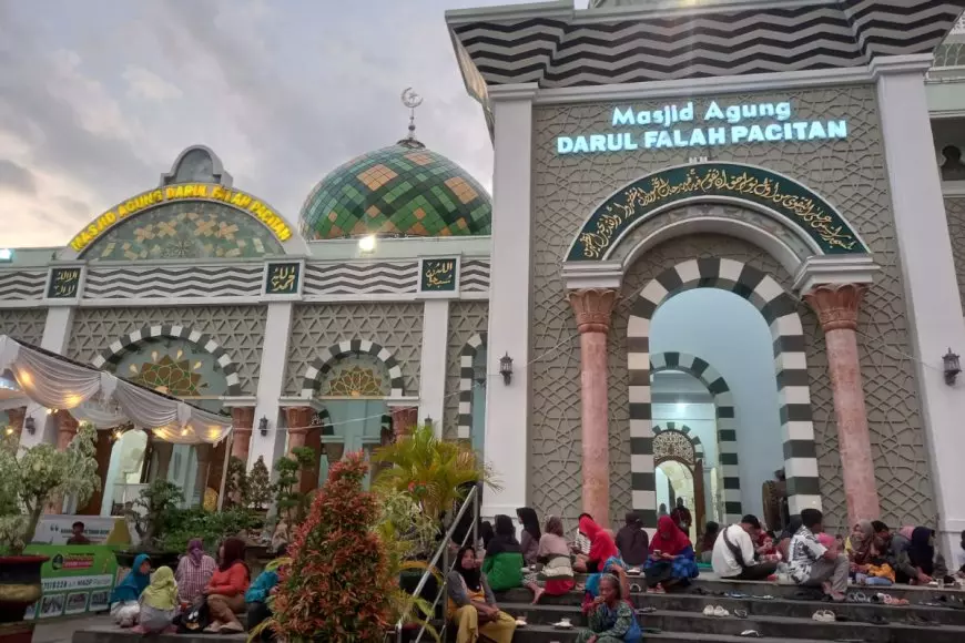 Berburu Takjil Ramadan di Masjid Agung Darul Falah Pacitan