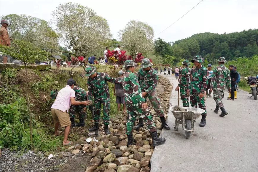 Satgas TMMD Ke-127 Kodim 0808 Blitar Gotong Royong Pasang Berem Jalan di Desa Krisik