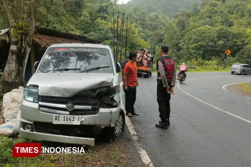Batu Tebing Jatuh Timpa Mobil di Jalur Pacitan–Ponorogo, Tak Ada Korban Jiwa