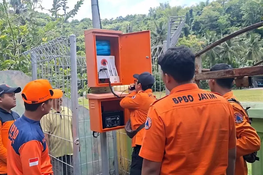 Tingkatkan Kesiapsiagaan Cuaca Ekstrem, Tim BPBD Jatim Cek Kondisi EWS se-Jatim