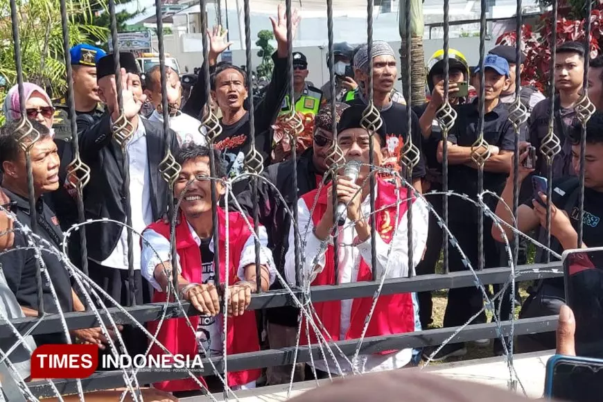 Divonis Bebas dengan Pengawasan, Botok Pulang Disambut Tangis dan Kawalan Warga Pati