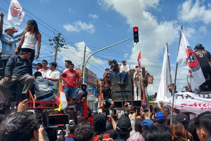 Kawal Sidang Vonis Botok Cs, Massa Padati PN Pati