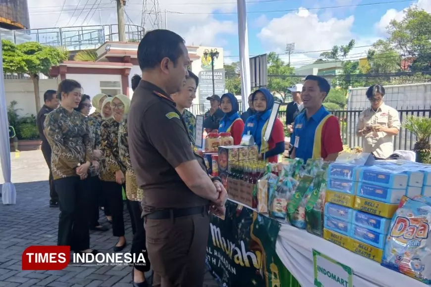 Kejari Batu Turun Bantu Warga Lewat Pasar Murah dan Santunan