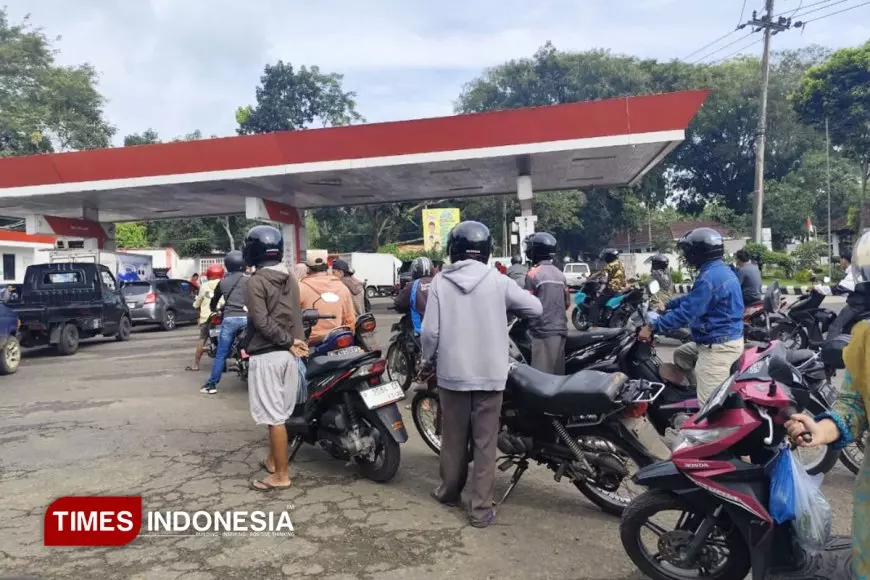 Antrean Panjang Pengendara Motor di SPBU Bondowoso