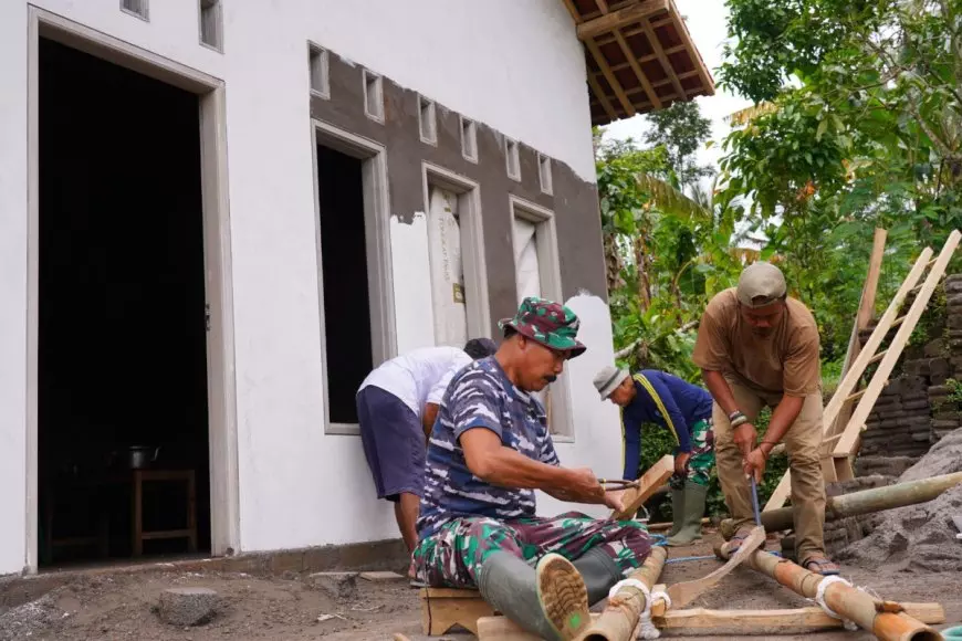 Satgas TMMD 127 Kodim 0808 Blitar Masuki Tahap Finishing RTLH Mbah Nyatemi