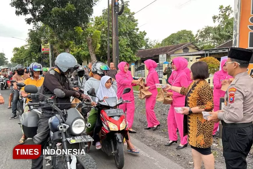 Gandeng Polsek Kabat, Kokoon Hotel Banyuwangi Bagikan Takjil Kepada untuk Pengguna Jalan