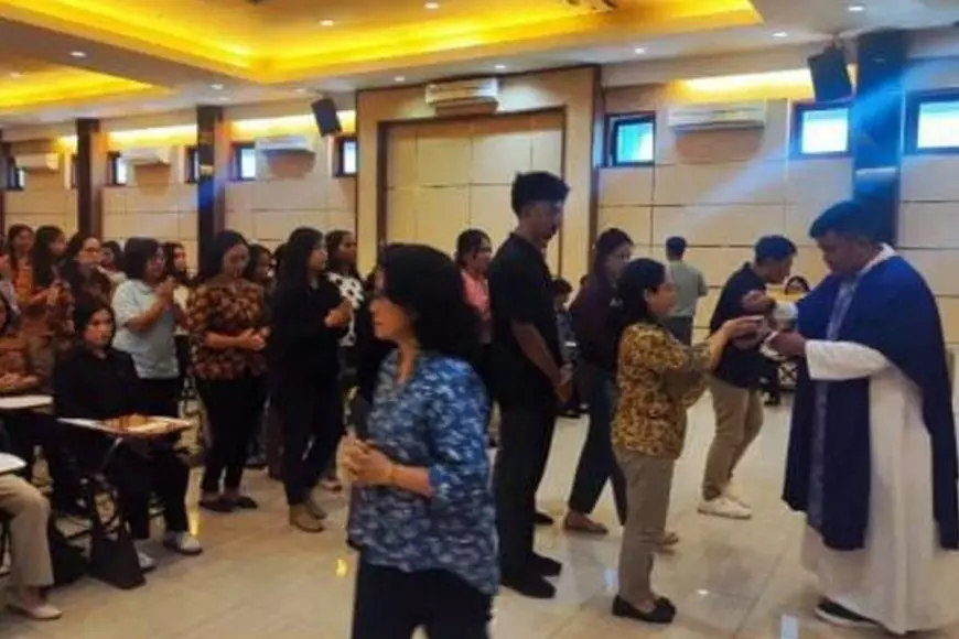 Misa Jumat Pertama di UKWK Malang, RD Agustinus Devit Ajak Mahasiswa Refleksi dan Bertobat