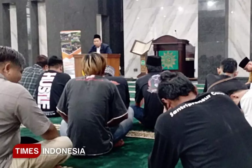 Bareng Komunitas Embong Apik, Pesan Religi Diterima Puluhan Pengamen dan Anak Jalanan