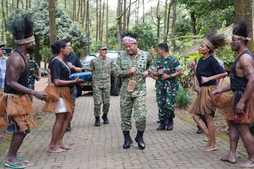 Di Alam Terbuka Malang, Danrem 083/Bdj Tanamkan Semangat NKRI kepada Mahasiswa Papua