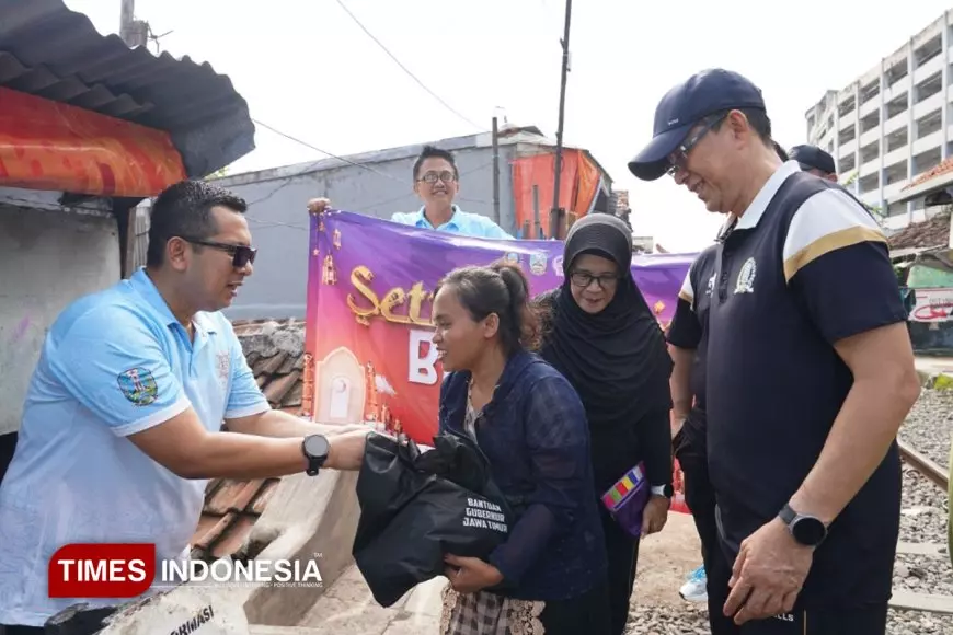 Sekretariat DPRD Jatim Salurkan 250 Paket Sembako untuk Warga Krembangan Selatan