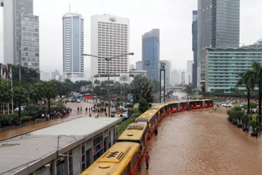 Banjir Jakarta: 17 Rute Transjakarta Mengalami Pengalihan dan Penyesuaian Operasional