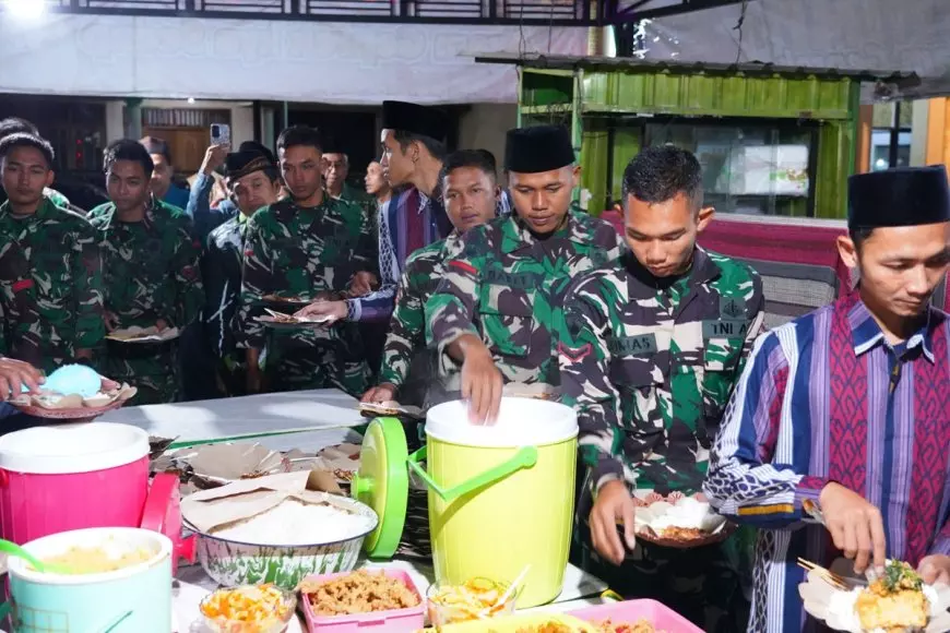 TMMD ke-127 Kodim 0808 Blitar Pererat Kebersamaan TNI dan Warga Lewat Buka Puasa Bersama