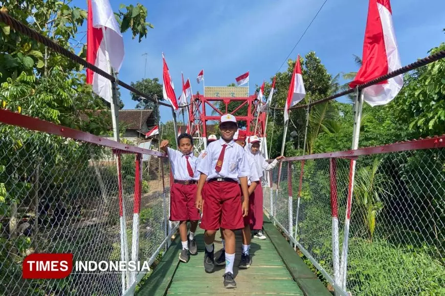 Jembatan Gantung Perintis Garuda Permudah Akses Sekolah Pelajar di Siliragung Banyuwangi