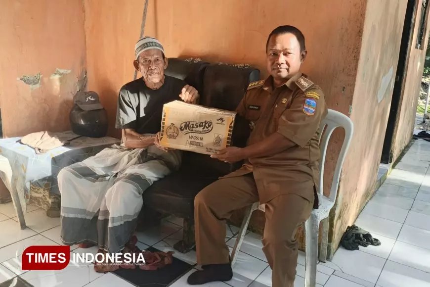 Camat Parigi Pangandaran Tinjau Rumah Warga Tertimpa Pohon Kelapa Akibat Cuaca Ekstrem