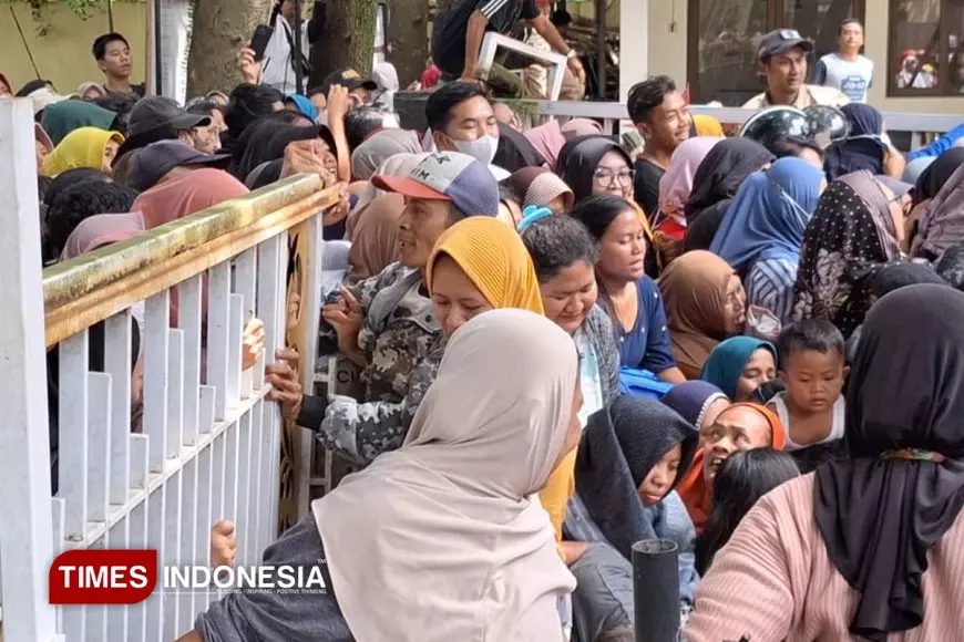 Pasar Murah di Kota Malang Ricuh, Warga Geram Hingga Pagar Kantor Kecamatan Roboh