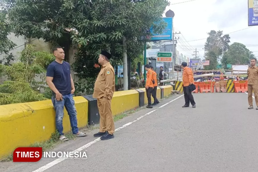 Wabup Bondowoso Minta Warga yang Nyebrang Jalan Kaki di Jembatan Sentong Tetap Waspada