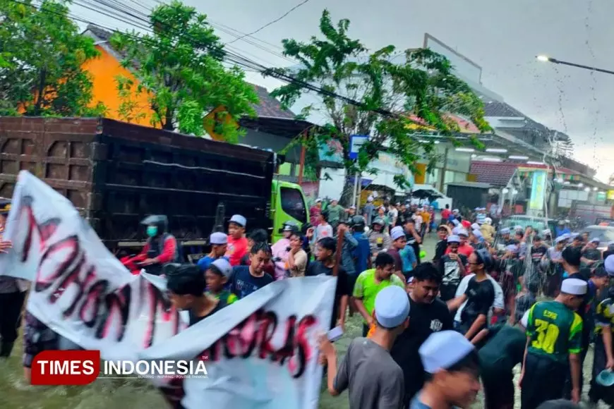 Santri Matholi’ul Anwar, PMII dan Warga 'Kuras' Jalan Utama yang Tergenang