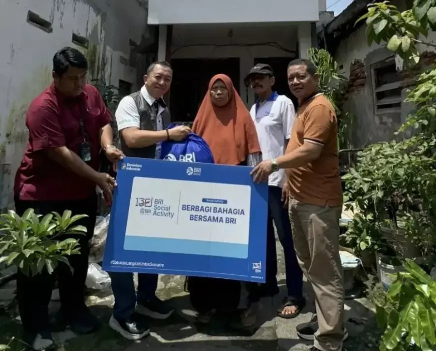 Wujud Kepedulian, BRI Region 12 Surabaya Berbagi Paket Sembako ke Masyarakat Sekitar