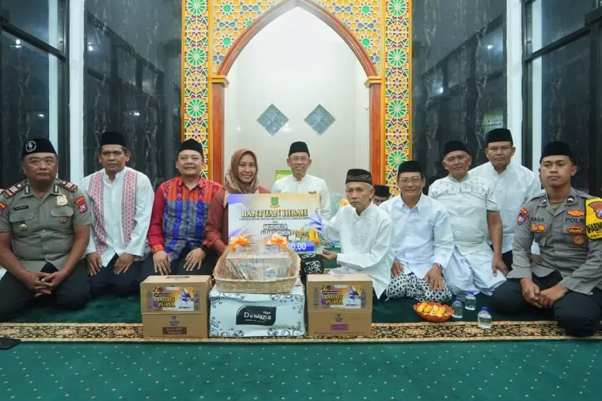 Wali Kota Mojokerto Serahkan Dana Hibah dan Salurkan Zakat Mal