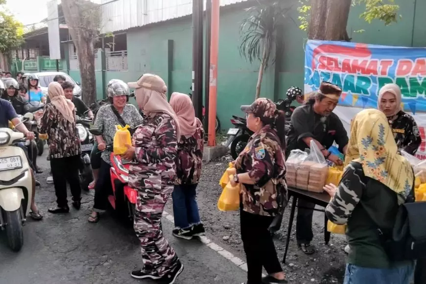 GM FKPPI Banyuwangi Tebar Ratusan Takjil untuk Pengguna Jalan