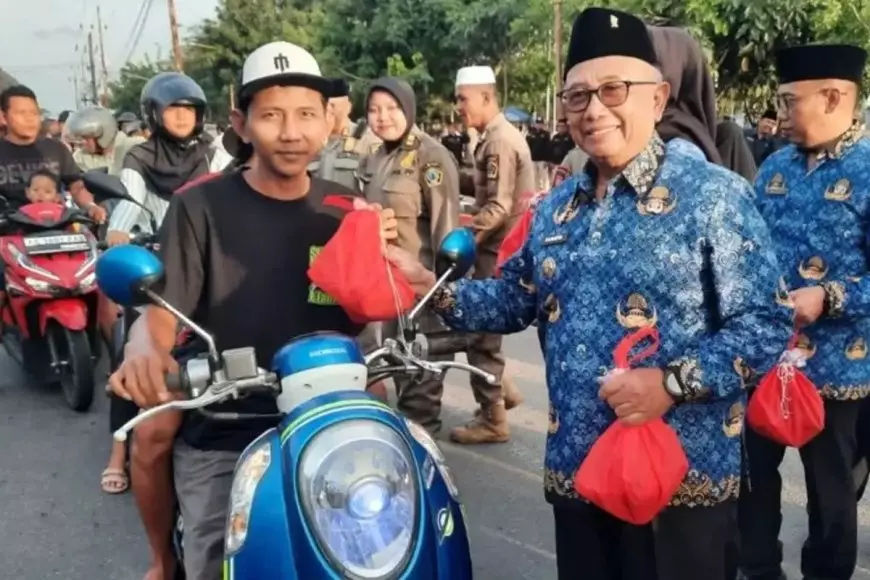 Pemkab Blitar Salurkan Ribuan Paket Takjil kepada Pengendara