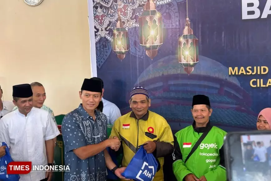 Menko AHY Bagikan Sembako untuk Warga dan Ojol di Ramadan 1447 H