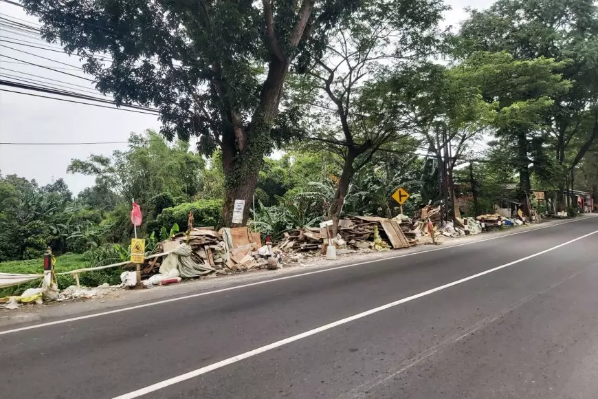 Tumpukan Limbah Proyek di Pinggir Jalan Kejayan–Pasuruan Dikeluhkan Warga
