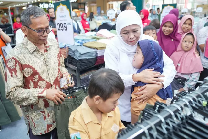 Gubernur Khofifah Ajak 95 Murid Berkebutuhan Khusus di Madiun Belanja Kebutuhan Lebaran
