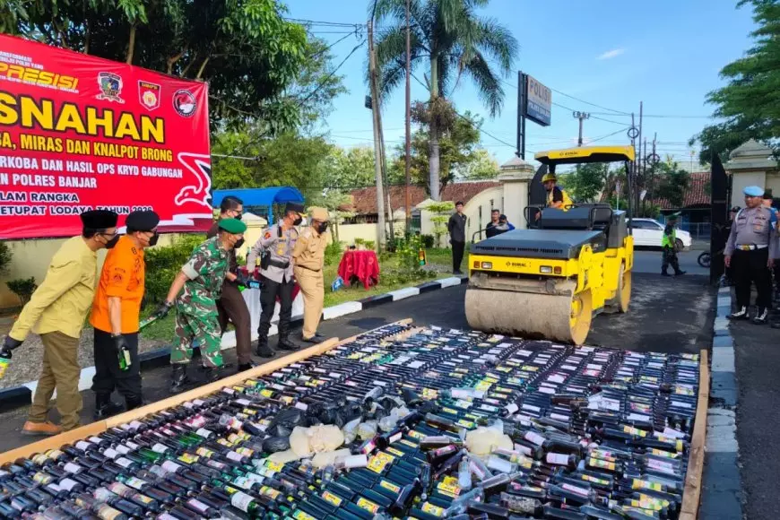Ciptakan Ramadan Kondusif, Polres Banjar Musnahkan Ribuan Botol Miras dan Knalpot Brong