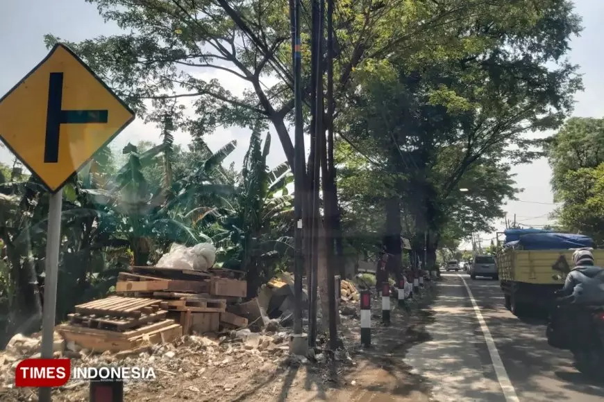 Material Sisa Proyek Menumpuk di Pinggir Jalan, Mayora Angkat Bicara