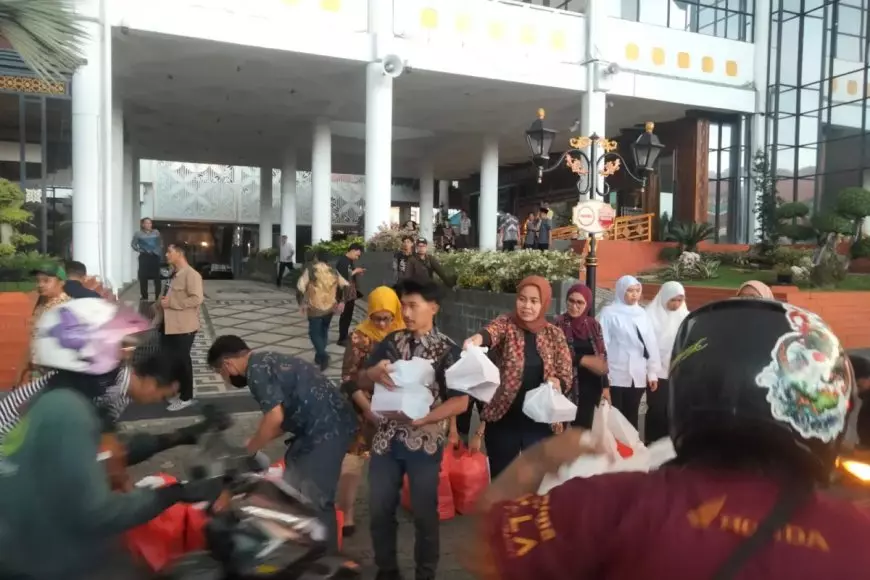 Sekretariat DPRD Jatim Bagikan 1.500 Paket Takjil dalam Program 7 Kebaikan