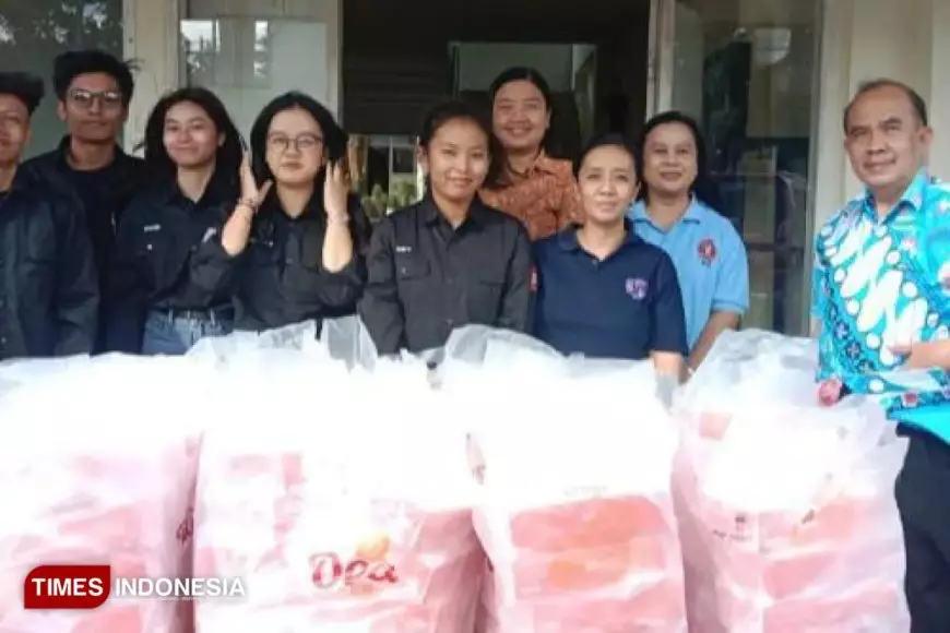 Toleransi Beragama, Mahasiswa UKWK Malang Bagikan Takjil di Depan Kampus