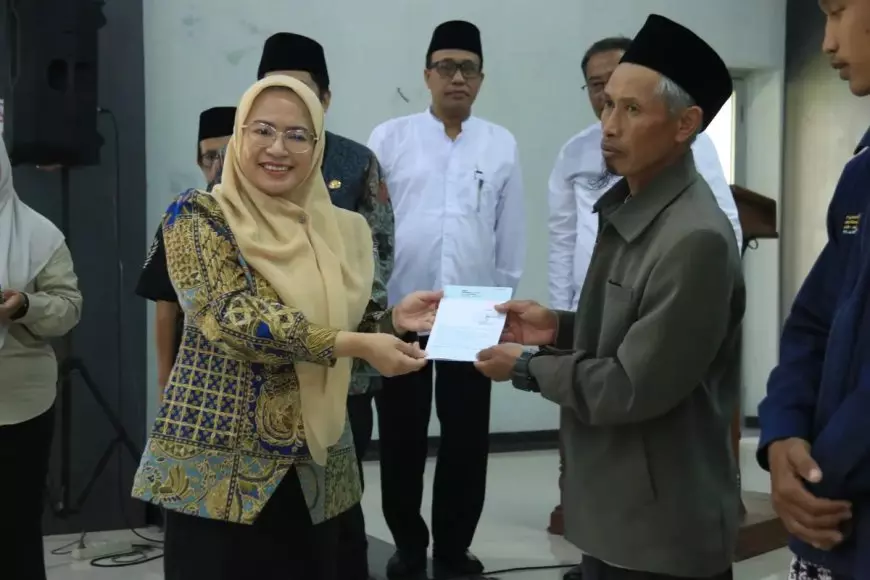 Bupati Banjarnegara Serahkan Insentif Bagi Guru Keagamaan Non Formal
