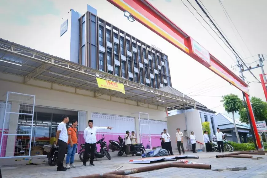 Satpol PP Banyuwangi Tutup Paksa Toko Modern di Dadapan karena Izin Tidak Sesuai