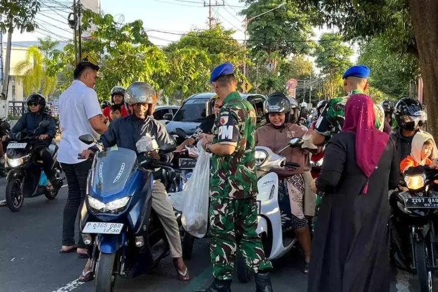 Humanis di Bulan Ramadan, Subdenpom Banyuwangi Sapa Pengendara Sambil Bagikan Takjil