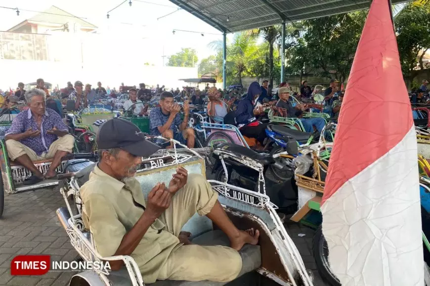 Ribuan Tukang Becak Antre Sedekah dari Keluarga Bupati Jombang, Antrean Capai 1 Kilometer