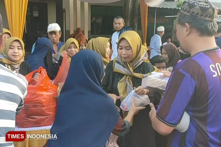 Semangat Berbagi Ramadan, Istri Wartawan Gresik Bagikan Ratusan Takjil ke Pengendara