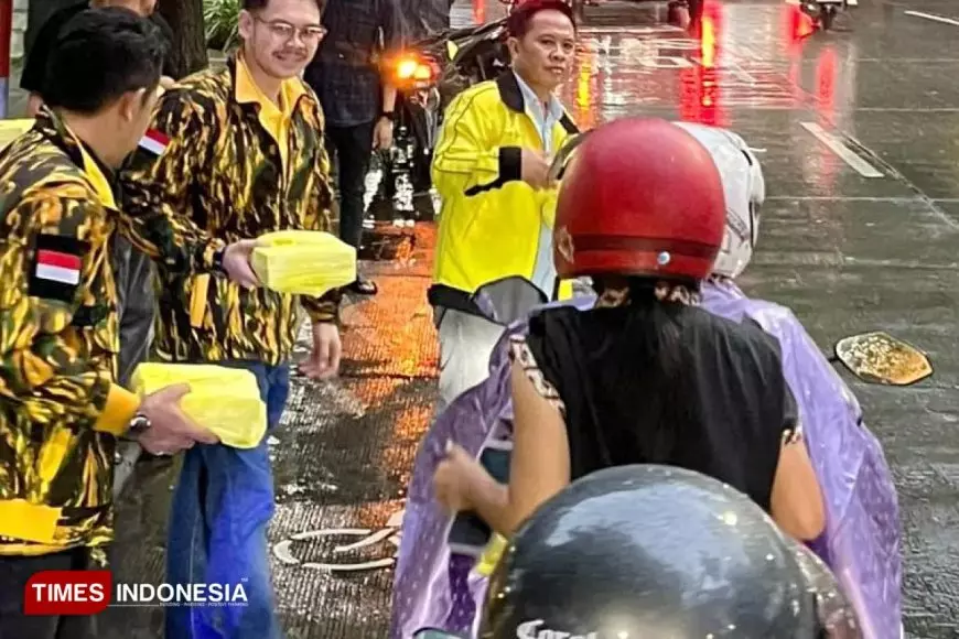 AMPG Jatim Bagikan Paket Takjil Kepada Pengendara di Jembatan Suramadu